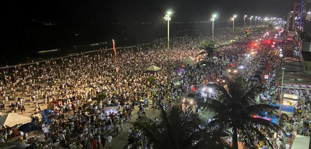 Multidão se aglomera em praia de Cabo Frio (RJ) (Foto: Reprodução/Twitter) Multidão se aglomera em praia de Cabo Frio (RJ)