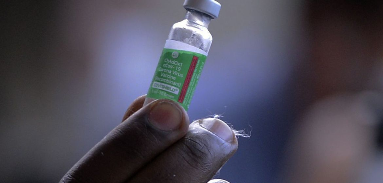Servidor da Fiocruz prepara vacina de Oxford/AstraZeneca para a primeira aplicação no Brasil (Foto: Tomaz Silva/Agência Brasil) Servidor da Fiocruz prepara vacina de Oxford/AstraZeneca para a primeira aplicação no Brasil