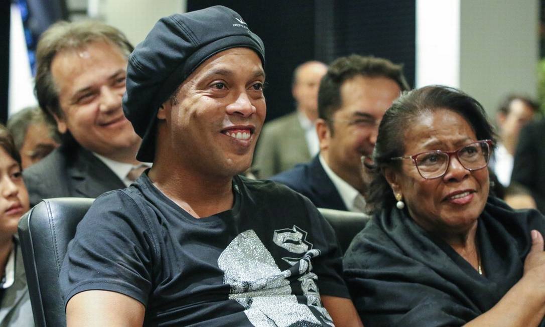 Ronaldinho Gaúcho e a mãe, Dona Miguelina (Foto: Divulgação Atlético-MG) Ronaldinho Gaúcho e a mãe, Dona Miguelina