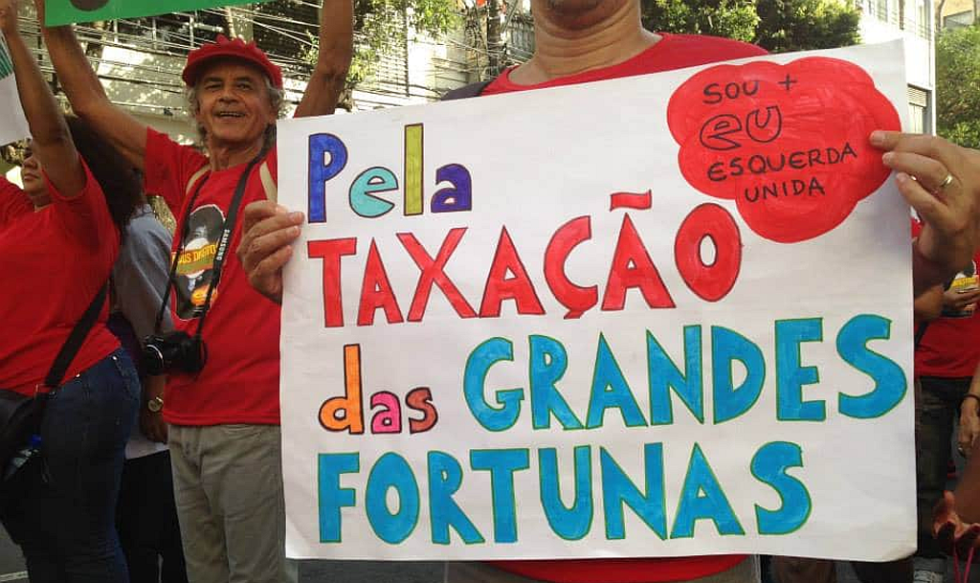 Manifestação pela taxação das grandes fortunas (Foto: Levante Popular da Juventude) Manifestação pela taxação das grandes fortunas