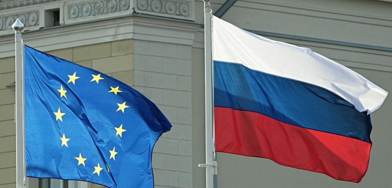 Bandeiras da UE e da Rússia (Foto: Sputnik) Bandeiras da UE e da Rússia
