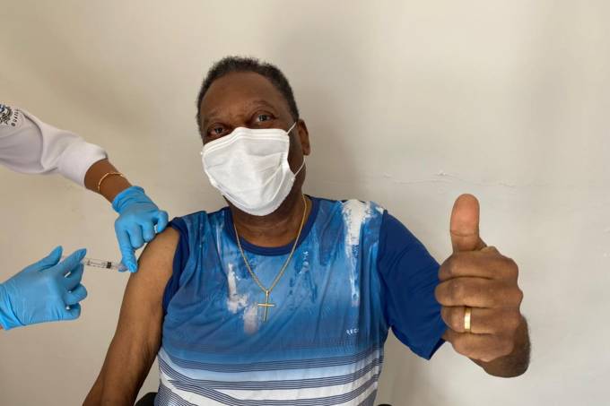 Pelé sendo vacinado contra a Covid-19 (Foto: Divulgação) Pelé sendo vacinado contra a Covid-19