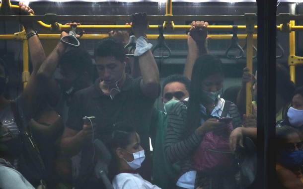 Pessoas se aglomeram no transporte público durante a pandemia (Foto: Reuters/Ricardo Moraes) Pessoas se aglomeram no transporte público durante a pandemia