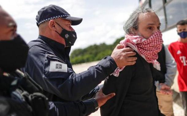 Manifestante é preso após fazer protesto contra Bolsonaro usando bandeira com suástica. (Foto: REUTERS) Manifestante é preso após fazer protesto contra Bolsonaro usando bandeira com suástica.