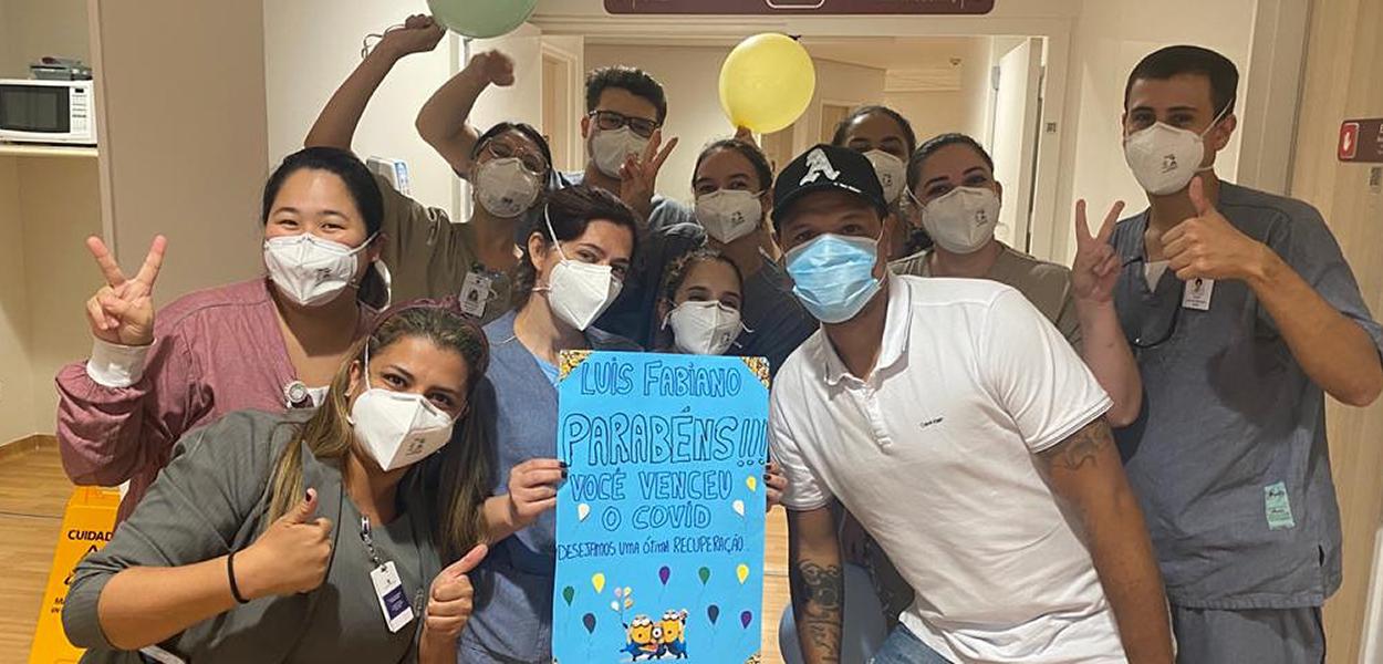 Luis Fabiano e profissionais de saúde celebrando a alta (Foto: Imagem: Instagram) Luis Fabiano e profissionais de saúde celebrando a alta