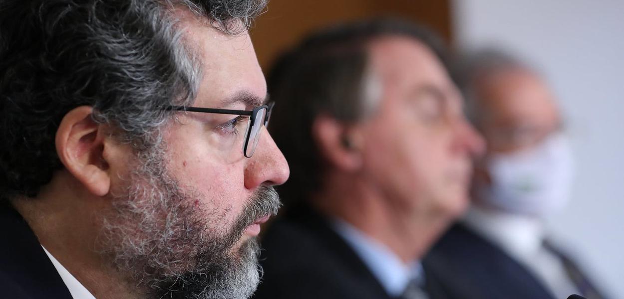 Ex-ministro de Relações Exteriores Ernesto Araújo e Jair Bolsonaro (Foto: Marcos Corrêa/PR) www.brasil247.com - Ex-ministro de Relações Exteriores Ernesto Araújo e Jair Bolsonaro