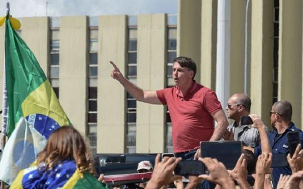 Bolsonaro discursou a apoiadores que pediram um novo AI-5 (Foto: Reprodução/Twitter) Bolsonaro discursou a apoiadores que pediram um novo AI-5