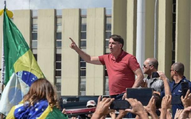 Bolsonaro discursou a apoiadores que pediram um novo AI-5 (Foto: Reprodução) Bolsonaro discursou a apoiadores que pediram um novo AI-5