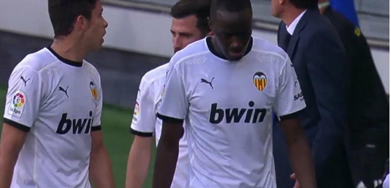 Pelo Campeonato Espanhol, jogadores do Valencia deixam o campo depois de acusação de racismo Pelo Campeonato Espanhol, jogadores do Valencia deixam o campo depois de acusação de racismo
