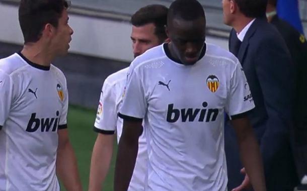 Pelo Campeonato Espanhol, jogadores do Valencia deixam o campo depois de acusação de racismo Pelo Campeonato Espanhol, jogadores do Valencia deixam o campo depois de acusação de racismo