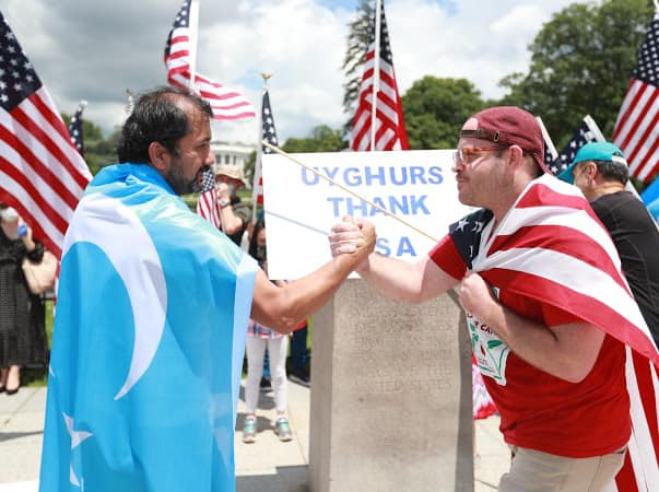 Uigures e norte-americanos em Washington DC em 21 de junho de 2020, para "agradecer" ao Congresso e à Casa Branca a aprovação da Lei de Direitos Humanos Uigur (Foto: Reprodução) www.brasil247.com - Uigures e norte-americanos em Washington DC em 21 de junho de 2020, para "agradecer" ao Congresso e à Casa Branca a aprovação da Lei de Direitos Humanos Uigur