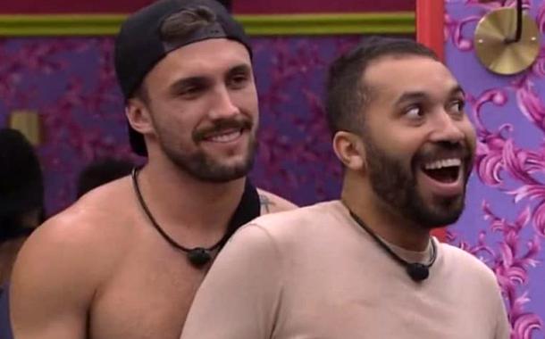 Participantes do BBB Arthur (de boné) e Gilberto (Foto: Reprodução) Participantes do BBB Arthur (de boné) e Gilberto