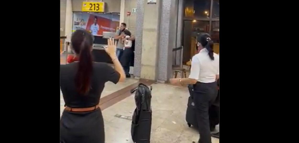 Homem faz funcionária da GOL de refém Homem faz funcionária da GOL de refém