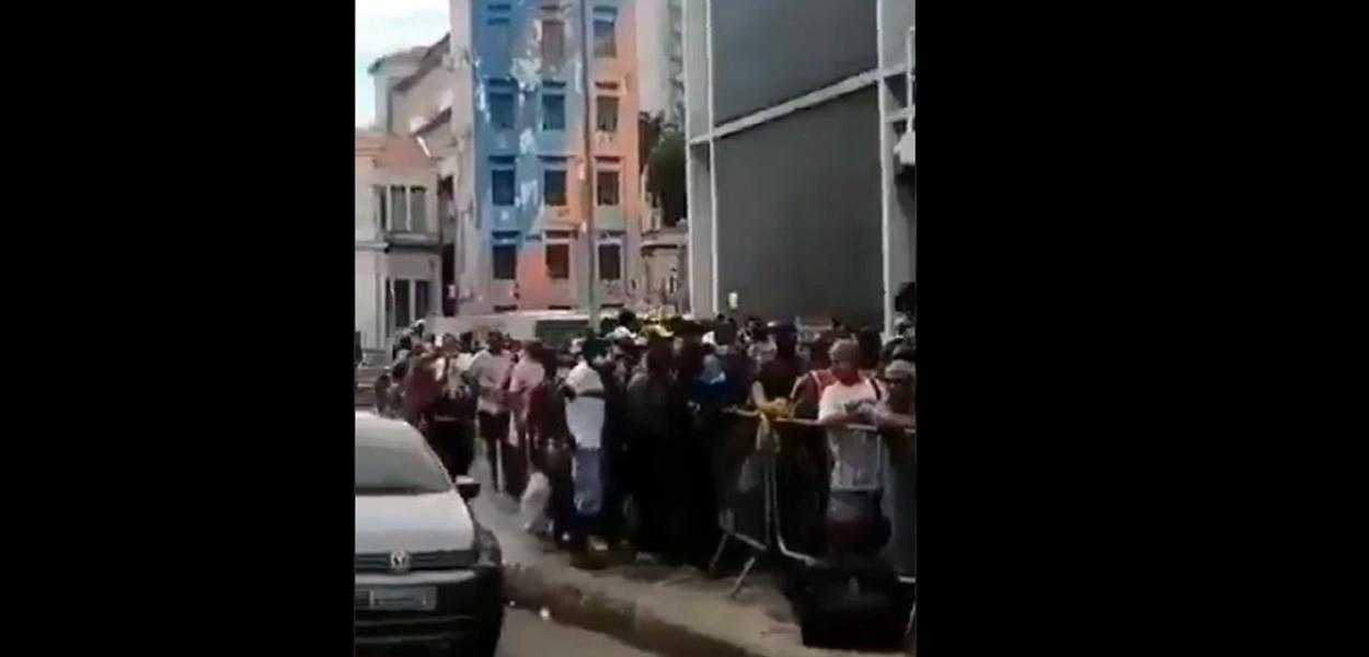 Pessoas à espera de um prato de comida no RJ Pessoas à espera de um prato de comida no RJ