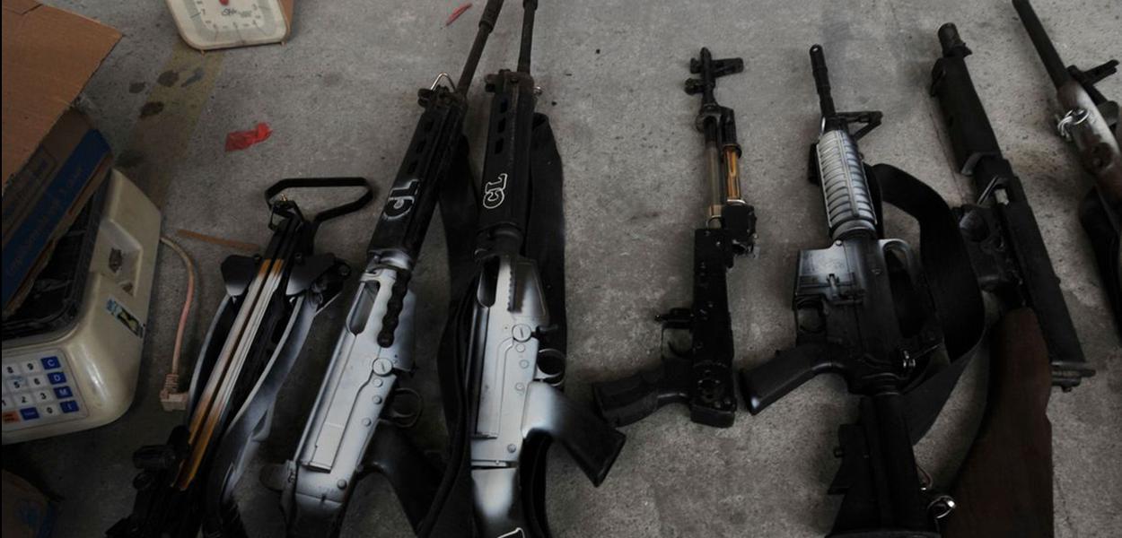 Novas regras permitem o porte simultâneo de até duas armas de fogo por cidadãos (Foto: MARCELLO CASAL JR-AGÊNCIA BRASIL) www.brasil247.com - Novas regras permitem o porte simultâneo de até duas armas de fogo por cidadãos