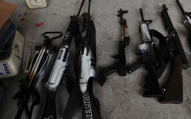 Novas regras permitem o porte simultâneo de até duas armas de fogo por cidadãos (Foto: MARCELLO CASAL JR-AGÊNCIA BRASIL) Novas regras permitem o porte simultâneo de até duas armas de fogo por cidadãos