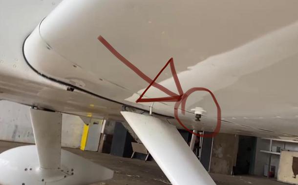 Combustível foi retirado por um dreno que fica sob as asas da aeronave (Foto: Divulgação/SSP-BA) Combustível foi retirado por um dreno que fica sob as asas da aeronave