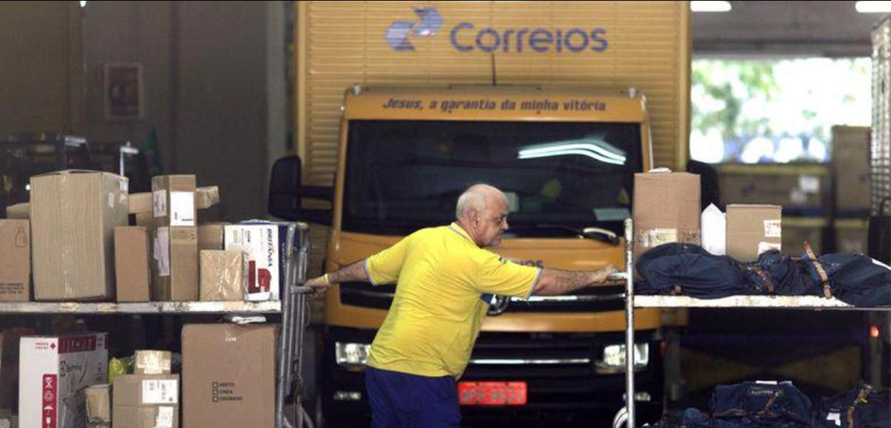 Funcionário trabalha na sede dos Correios no Rio de Janeiro (Foto: REUTERS/Ricardo Moraes) www.brasil247.com - Funcionário trabalha na sede dos Correios no Rio de Janeiro