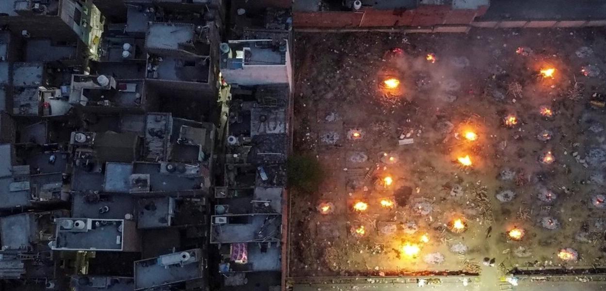 Com cemitérios lotados, Índia começa cremação em massa