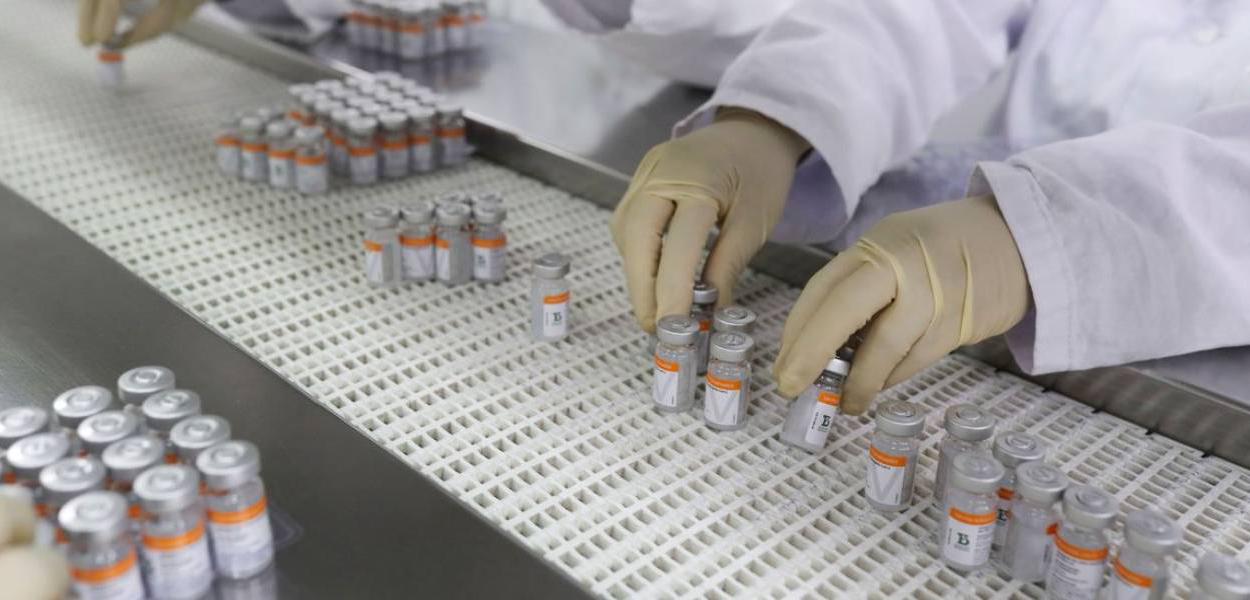 País volta a ter problemas com falta de imunizantes em plena pandemia (Foto: REUTERS/Amanda Perobelli) País volta a ter problemas com falta de imunizantes em plena pandemia