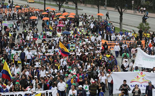 Manifestação na Colômbia (Foto: Luisa Gonzales/Reuters) Manifestação na Colômbia