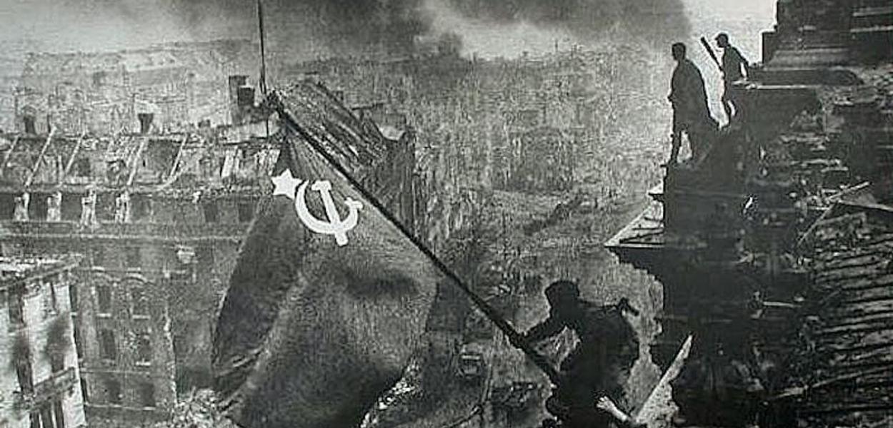 A bandeira soviética içada no telhado do Reichstag, foto histórica de Yevgeny Khaldei (Foto: Yevgeny Khaldei, TASS, foto histórica) A bandeira soviética içada no telhado do Reichstag, foto histórica de Yevgeny Khaldei