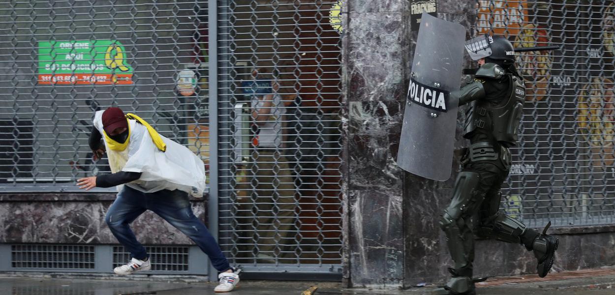 Manifestante é agredido em Bogotá (Foto: LUISA GONZALEZ) Manifestante é agredido em Bogotá