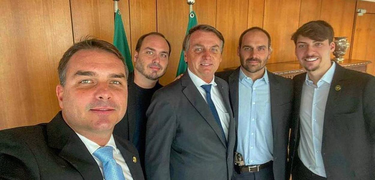 Flávio, Carlos, Jair, Eduardo (armado) e Renan Bolsonaro (Foto: Reprodução (Twitter)) Flávio, Carlos, Jair, Eduardo (armado) e Renan Bolsonaro