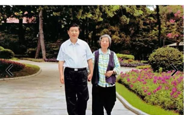 Xi Jinping e sua mãe (Foto: Rádio Internacional da China) Xi Jinping e sua mãe
