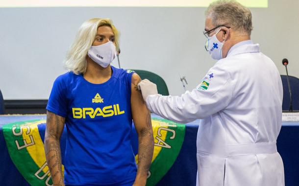 Atleta Ana Marcela é vacinada pelo ministro da Saúde Marcelo Queiroga acinados para Jogos de Tóquio 2020 (Foto: Miriam Jeske/COB) Atleta Ana Marcela é vacinada pelo ministro da Saúde Marcelo Queiroga acinados para Jogos de Tóquio 2020
