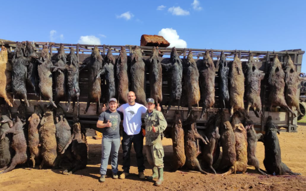 Eduardo Bolsonaro posa para foto com cadáveres de javalis caçados Eduardo Bolsonaro posa para foto com cadáveres de javalis caçados