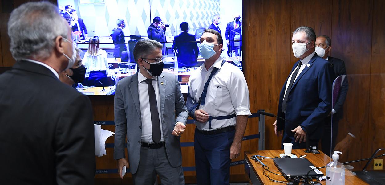 Renan Calheiros (MDB-AL) e Flávio Bolsonaro discutem no Senado (Foto: Marcos Oliveira/Agencia Senado) Renan Calheiros (MDB-AL) e Flávio Bolsonaro discutem no Senado