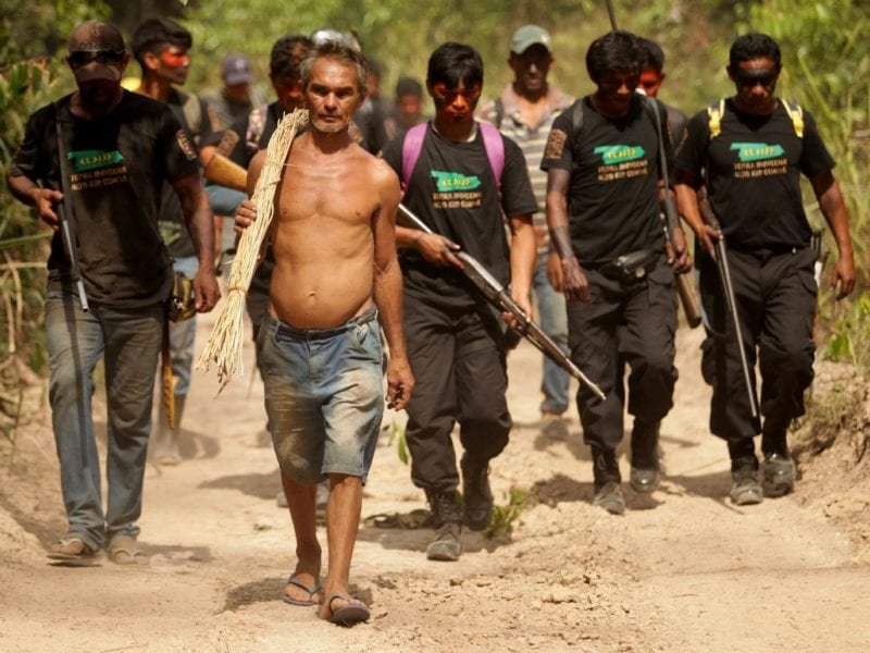 Indígenas defendendo seus territórios (Foto: Reprodução) Indígenas defendendo seus territórios