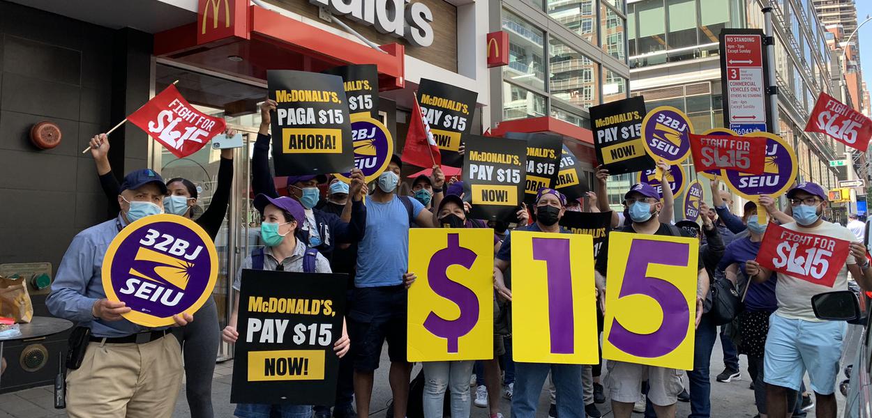 Trabalhadores do McDonald's em Nova York exigem aumento salarial (Foto: @32FastFoodUnion) www.brasil247.com - Trabalhadores do McDonald's em Nova York exigem aumento salarial