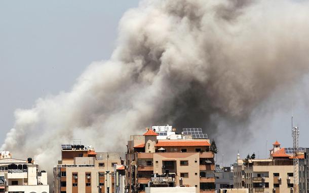 Fumaça sobre a Cidade de Gaza durante ataque aéreo israelense (Foto: REUTERS/Ahmed Jadallah) Fumaça sobre a Cidade de Gaza durante ataque aéreo israelense