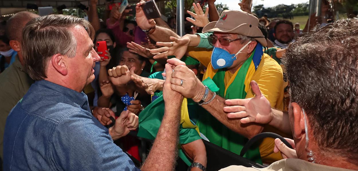 Bolsonaro vai ao Maranhão e, sem máscara, causa aglomeração. (Foto: Isac Nóbrega/PR) Bolsonaro vai ao Maranhão e, sem máscara, causa aglomeração.