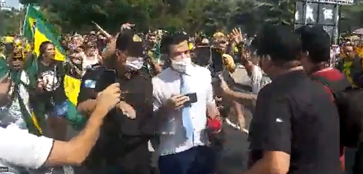 Repórter da CNN é escoltado em ato bolsonarista no RJ (Foto: Reprodução) Repórter da CNN é escoltado em ato bolsonarista no RJ
