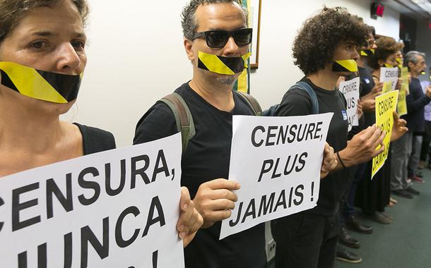 Artistas,sociedade civil e parlamentares durante manifestação na comissão censura nunca mais (Foto: Gustavo Bezerra - Agência PT) Artistas,sociedade civil e parlamentares durante manifestação na comissão censura nunca mais