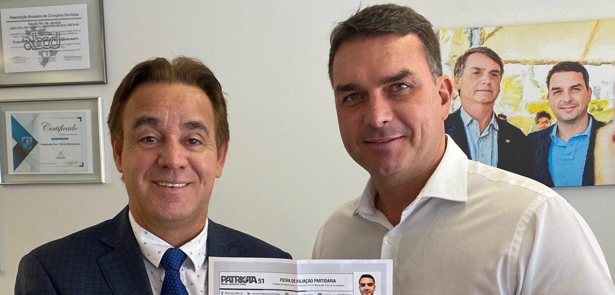 Adilson Barroso e Flávio Bolsonaro (Foto: Reprodução/Twitter) Adilson Barroso e Flávio Bolsonaro