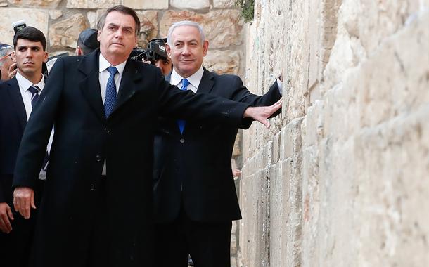 Jair Bolsonaro e Benjamin Netanyahu, durante visita ao Muro das Lamentações. (Foto: Alan Santos/PR) Jair Bolsonaro e Benjamin Netanyahu, durante visita ao Muro das Lamentações.