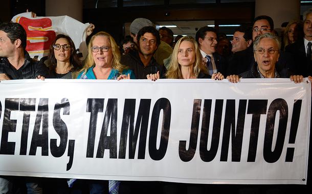 Rio de Janeiro - Artistas, juízes federais, políticos e procuradores da força tarefa da Operação Lava-Jato participam de ato em apoio ao juiz Marcelo Bretas (Fernando Frazão/Agência Brasil) (Foto: Fernando Frazão/Agência Brasil) Rio de Janeiro - Artistas, juízes federais, políticos e procuradores da força tarefa da Operação Lava-Jato participam de ato em apoio ao juiz Marcelo Bretas (Fernando Frazão/Agência Brasil)