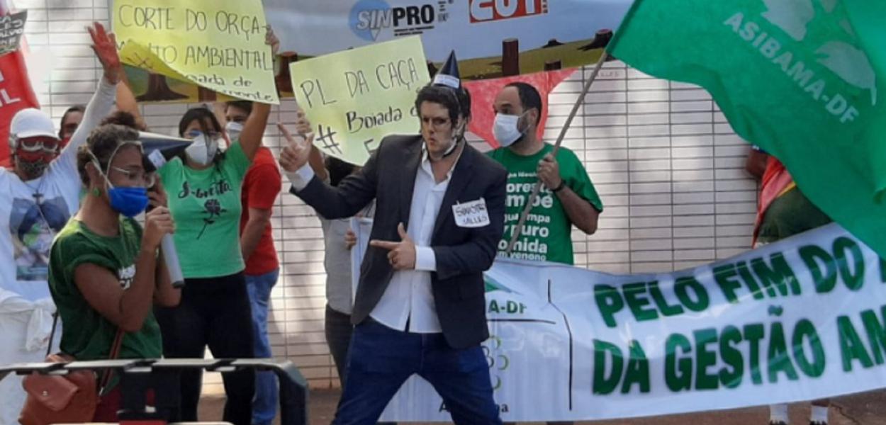 Sindicatos e movimentos sociais usaram troncos de árvore para simbolizar aumento do desmatamento no atual governo Sindicatos e movimentos sociais usaram troncos de árvore para simbolizar aumento do desmatamento no atual governo