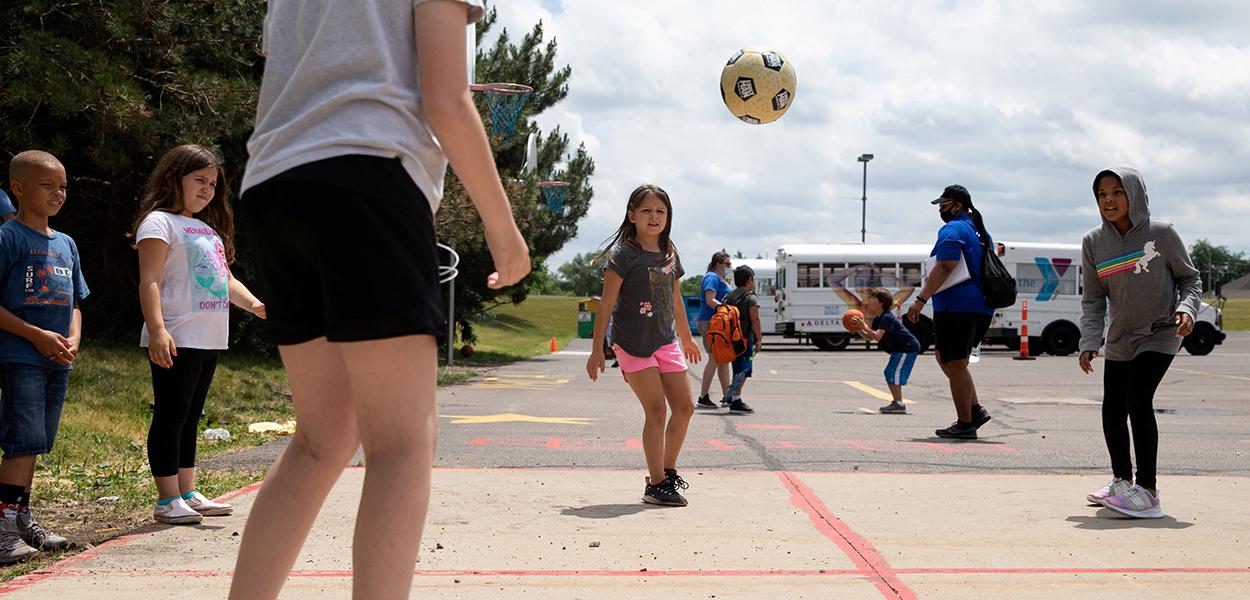 Crianças brincam em parque em Farmington Hills, no estado de Michigan, EUA (Foto: REUTERS/Emily Elconin) www.brasil247.com - Crianças brincam em parque em Farmington Hills, no estado de Michigan, EUA