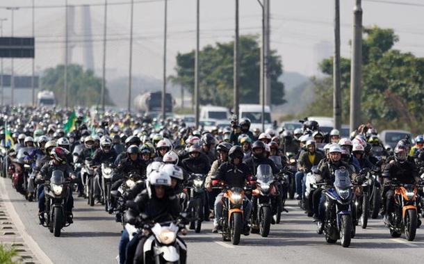 Presidente Jair Bolsonaro lidera manifestação com motocicletas em São Paulo. 12/6/2021. REUTERS/Avener Prado Presidente Jair Bolsonaro lidera manifestação com motocicletas em São Paulo. 12/6/2021. REUTERS/Avener Prado
