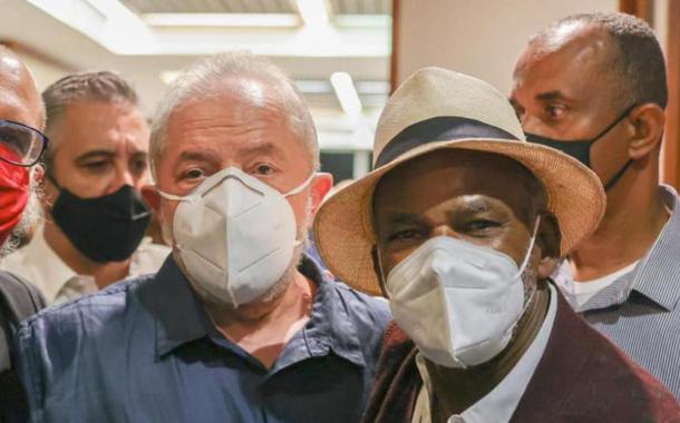 Lula com Antônio Pitanga, organizador do encontro com artistas no Rio (Foto: Ricardo Stuckert) Lula com Antônio Pitanga, organizador do encontro com artistas no Rio