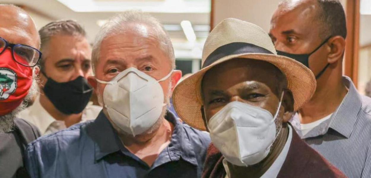 Lula com Antônio Pitanga, organizador do encontro com artistas no Rio (Foto: Ricardo Stuckert) Lula com Antônio Pitanga, organizador do encontro com artistas no Rio