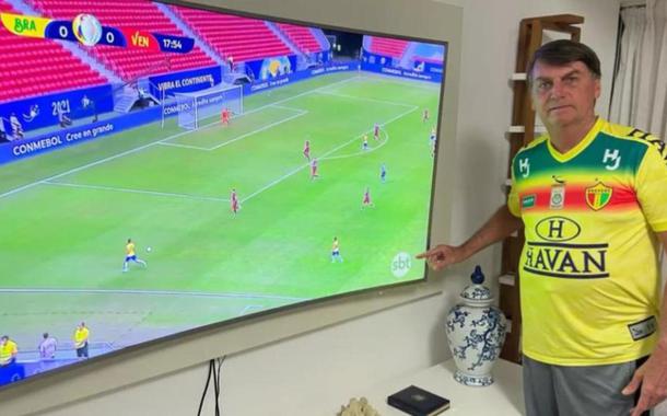 Em tuíte, Bolsonaro provocou Globo indicando o logo do SBT na transmissão da Copa América; mas se deu mal (Foto: Reprodução) Em tuíte, Bolsonaro provocou Globo indicando o logo do SBT na transmissão da Copa América; mas se deu mal
