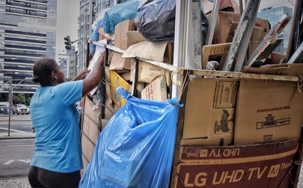 Catadora de materiais recicláveis (Foto: Giorgia Prates / Jornal Plural) Catadora de materiais recicláveis