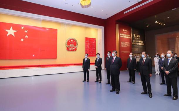 Xi Jinping em visita à exposição sobre o centenário do Partido Comunista da China (Foto: Xinhua) Xi Jinping em visita à exposição sobre o centenário do Partido Comunista da China