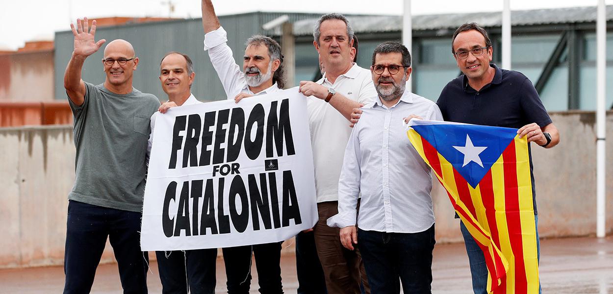 Líderes separatistas catalães deixam prisão em Sant Joan de Vilatorrada após indulto do governo da Espanha. 23/06/2021 (Foto: REUTERS/Albert Gea) Líderes separatistas catalães deixam prisão em Sant Joan de Vilatorrada após indulto do governo da Espanha. 23/06/2021